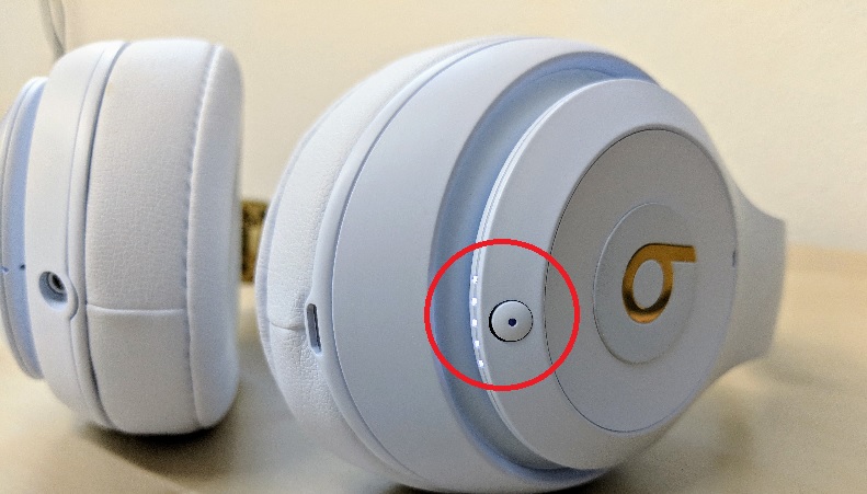 beats bluetooth headphones flashing red and white